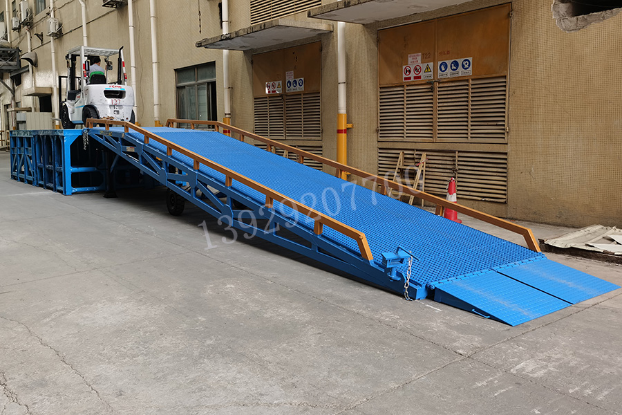 【移動(dòng)登車橋】移動(dòng)登車橋具有很好的防滑性能