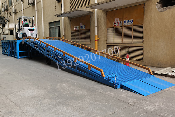 東莞金田紙業(yè)移動登車橋案例
