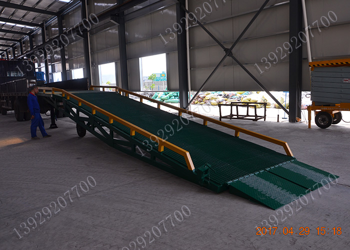 客人來買移動式登車橋順便推銷他的焊絲